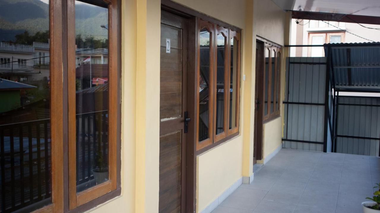 Tange Guest House Ruteng Extérieur photo